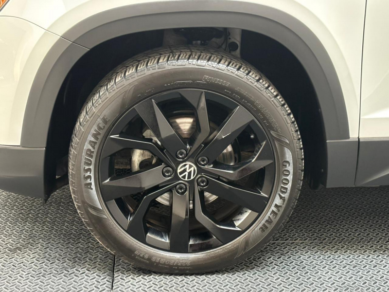 Volkswagen Taos  5 pts. Highline Black, 1.4T, 150 HP, TA, piel, f. led, TP, rieles en techo, RA-18 2022